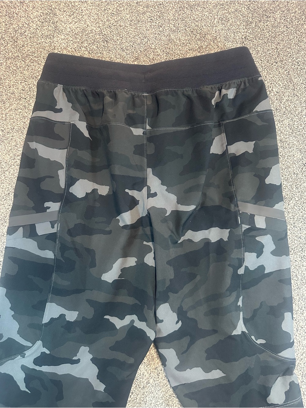 Under Armour Men's Black & Gray Camo Joggers - Picture 7 of 8